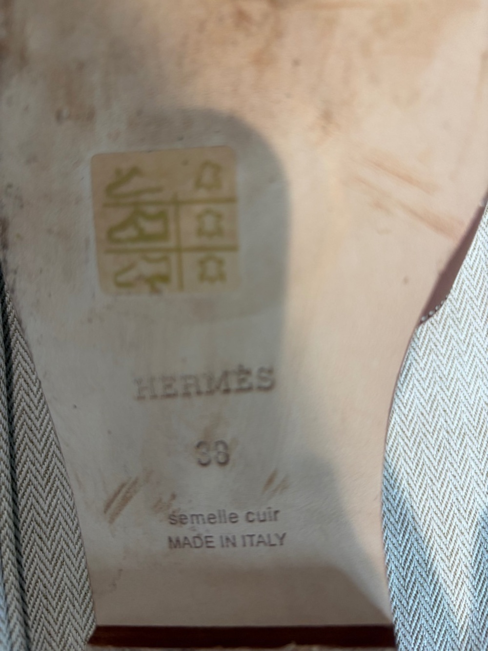🤎 HERMÈS ORAN SANDALS 🤎 ✨NWOT✨• Worn Once!! • The Iconic Gold Color ✨ • sz 38 - Picture 5 of 6